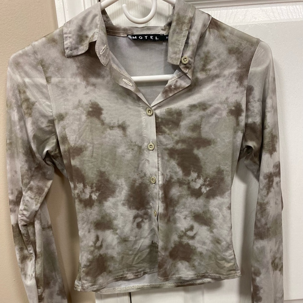 Motel sheer button up top